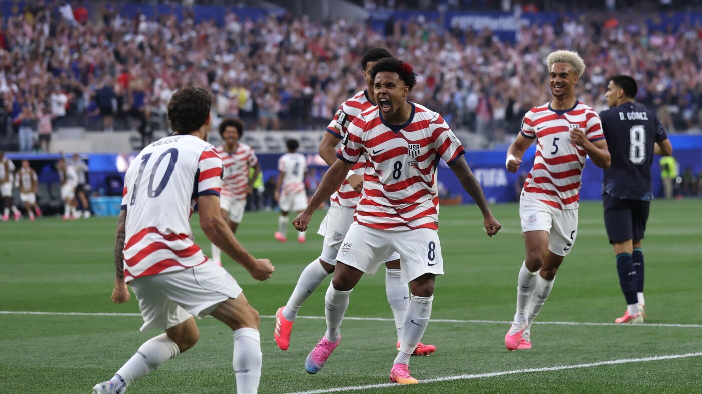 The U.S. dazzles in its World Cup opener, dominating Paraguay 4-1