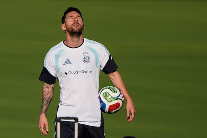 Scaloni: The Whole Planet Awaits Messi's 200th Cap as Argentina Opens World Cup Against Algeria