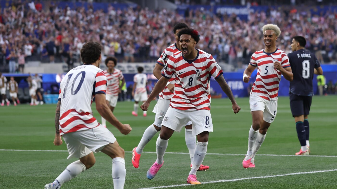 The U.S. dazzles in its World Cup opener, dominating Paraguay 4-1