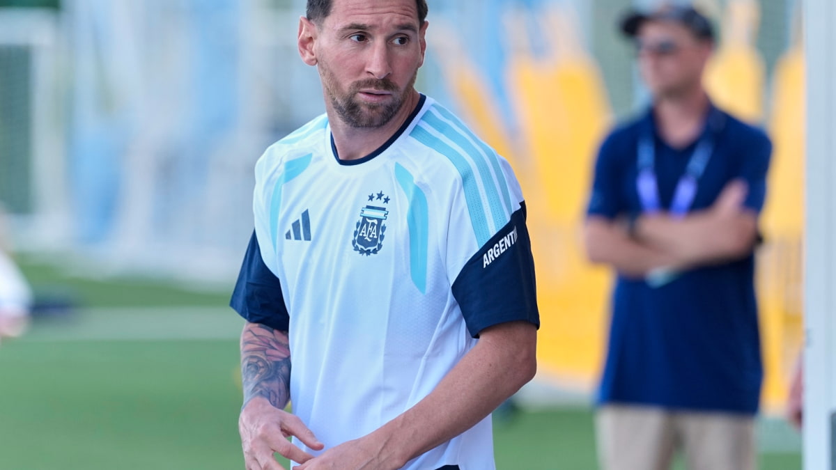 Brazilian Fan Drapes Messi Jersey on Philadelphia Rocky Statue in World Cup 2026 Curse Attempt